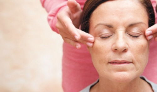 女人体内缺少雌激素时,或许会有这几个症状,该适当的补充了